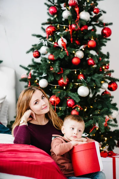 Mãe Abraço Filho Com Presente Perto Árvore Natal Feliz Ano — Fotografia de Stock