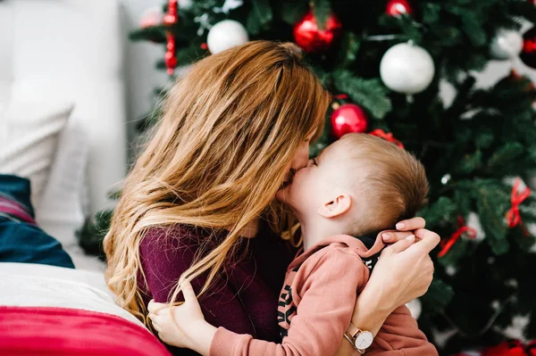 Anne Oğlunu Noel Ağacının Yanında Öpüyor Mutlu Yıllar Mutlu Noeller — Stok fotoğraf