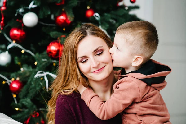 Zoon Kus Moeder Buurt Van Kerstboom Gelukkig Nieuwjaar Vrolijk Kerstfeest — Stockfoto