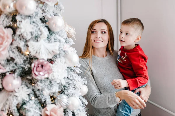 Moeder Knuffelen Zoon Buurt Van Kerstboom Gelukkig Nieuwjaar Vrolijk Kerstconcept — Stockfoto