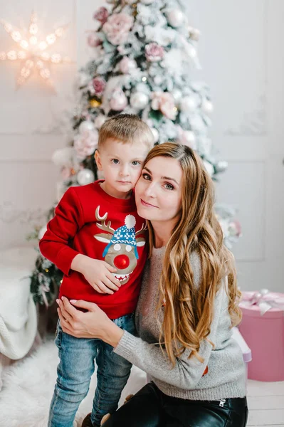 Moeder Knuffelen Zoon Buurt Van Kerstboom Gelukkig Nieuwjaar Vrolijk Kerstconcept — Stockfoto