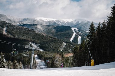 Kayak yapan kadın, Karpatya dağlarındaki kar yoluna inmeye hazırlanıyor.