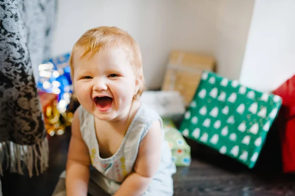 Portré Boldog Kislány Háttérben Ajándékok Ünnepi Születésnap Koncepció — Stock Fotó