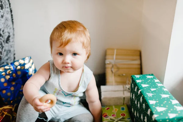 Портрет Счастливая Маленькая Девочка Заседания Фоне Подарков Праздничный День Рождения — стоковое фото