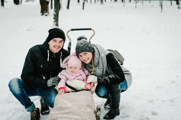 Maman Papa Fille Tiennent Dehors Sur Fond Hiver — Photo