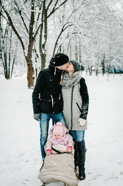 Mama Tata Córka Stoją Zewnątrz Tle Zimy — Zdjęcie stockowe