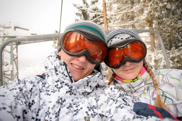 Happy Man Woman Ski Eyeglasses Rises Lift Carpathian Mountains — Stockfoto