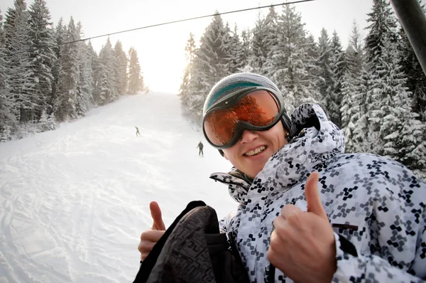 Glücklicher Mann Mit Skibrille Steigt Den Lift Den Karpaten — Stockfoto