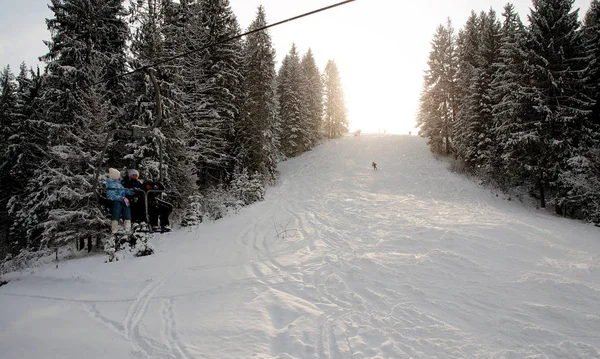 Menschen Steigen Den Lift Den Karpaten Vor Dem Hintergrund Von — Stockfoto