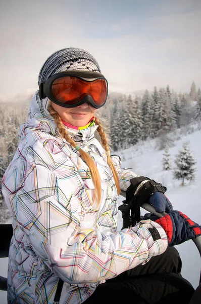 Счастливая Женщина Лыжных Очках Поднимается Лифте Карпатах — стоковое фото