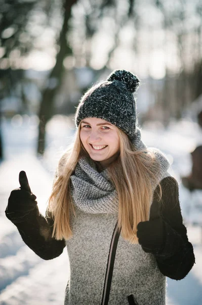 Porträt Eines Glücklichen Jungen Mädchens Das Einem Winterpark Springt Und — Stockfoto