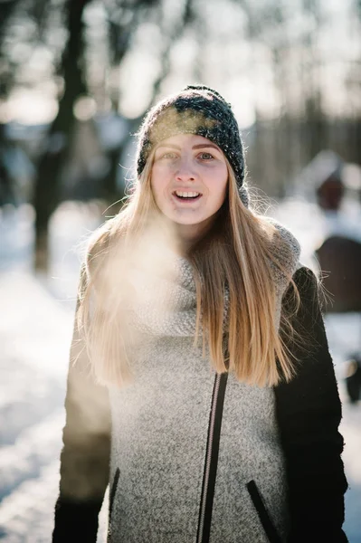 Porträt Eines Glücklichen Jungen Mädchens Das Einem Winterpark Springt Und — Stockfoto