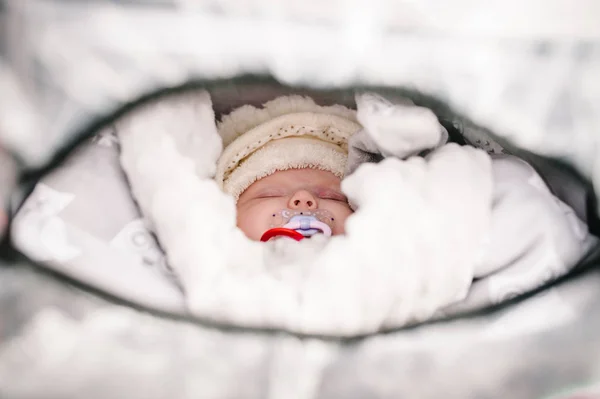 Bebé Durmiendo Con Pezón Boca Bien Vestido Cubierto Cochecitos Aire — Foto de Stock