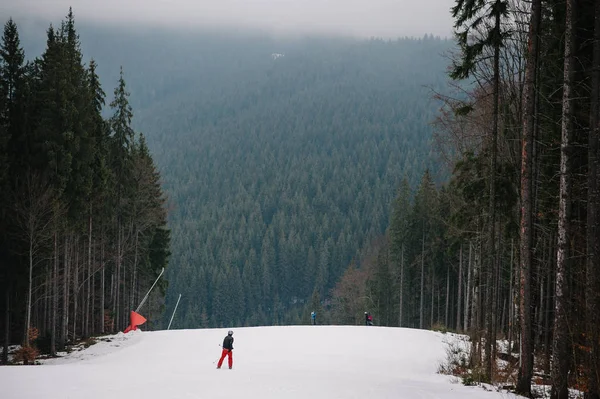 Mann Fährt Ski Und Fährt Auf Schneepiste Den Karpaten — Stockfoto