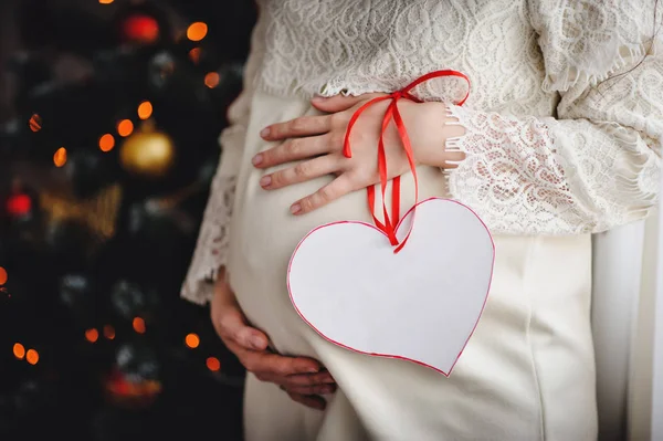 Esposa Embarazada Sostiene Sus Brazos Alrededor Del Estómago Redondo — Foto de Stock