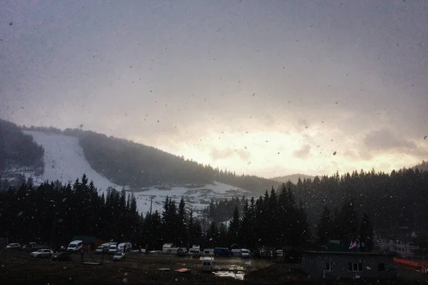 Schneefall Den Bergen Vor Dem Hintergrund Von Wald Und Skipisten — Stockfoto