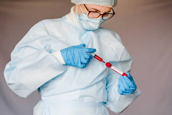 Коронавірус Доктор Медсестра Вчений Захисному Костюмі Маска Перевіряє Трубку Біологічним — стокове фото