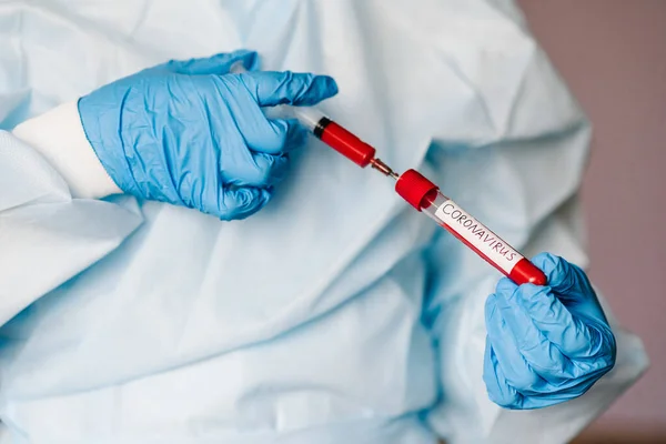 Мікробіолог Досліджує Трубку Біологічним Зразком Шприц Кров Забрудненою Коронавірусом Доктор — стокове фото
