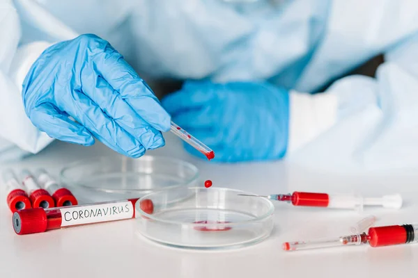 Coronavirus 穿着防护服的科学家 戴着口罩 用生物样品检测管子 用被科罗纳病毒污染的血液注射器 进行实验室测试 阳性结果 — 图库照片