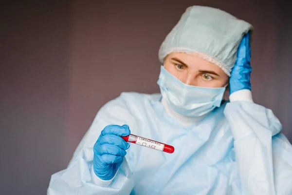 Epidemiskt Coronavirus Läkare Som Håller Ett Blodprov Positivt Resultat Snabbt — Stockfoto
