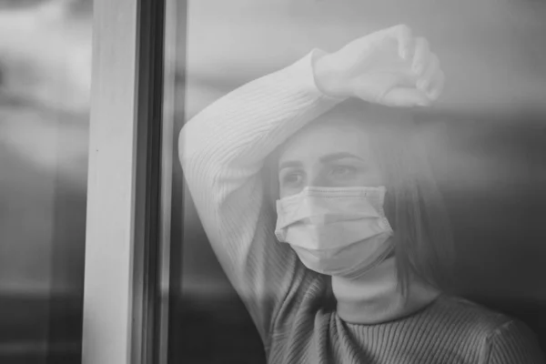 Коронавирус Больная Женщина Защитной Маске Смотрит Окно Пациент Изолирован Доме — стоковое фото