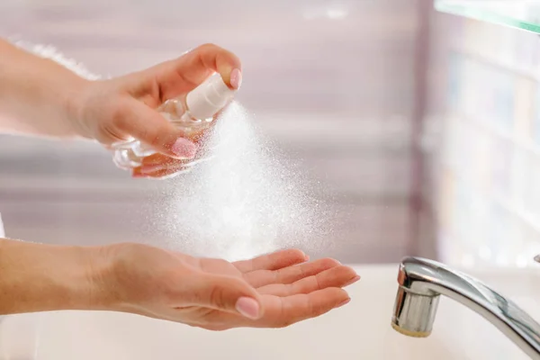 Kobieta Myje Ręce Żelem Alkoholowym Lub Antybakteryjnym Środkiem Dezynfekującym Mydło — Zdjęcie stockowe
