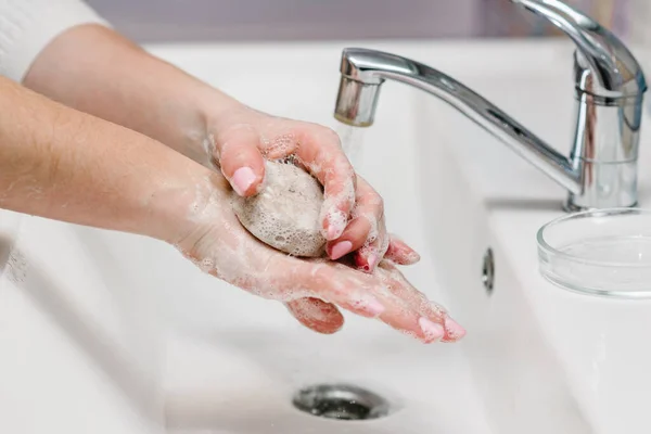 Zapobieganie Koronawirusom Umyć Ręce Antybakteryjnym Mydłem Ciepłą Bieżącą Wodą Pocierając — Zdjęcie stockowe