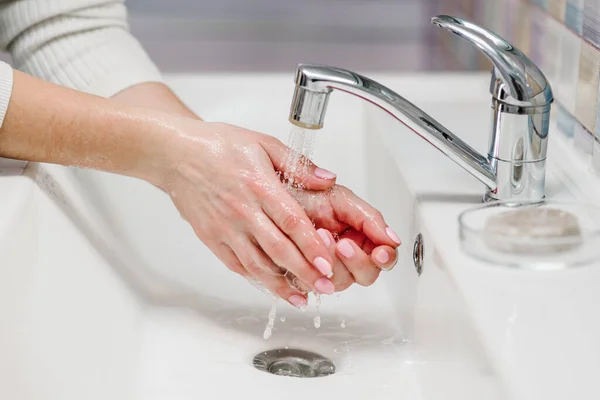 Forebygging Coronavirus Vask Hendene Med Antibakteriell Såpe Varme Rennende Vanngnisende – stockfoto