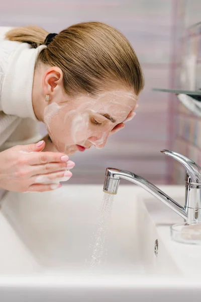 Coronavirus Prevention Wash Face Antibacterial Soap Running Water Sink Washing — Stock Photo, Image