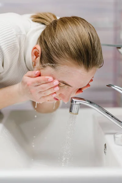 Coronavirus Prevention Wash Face Antibacterial Soap Running Water Sink Washing — Stock Photo, Image