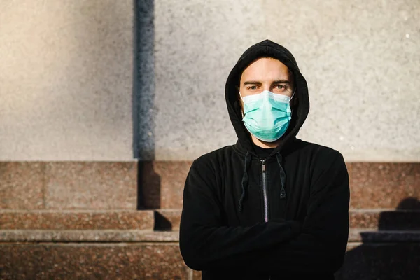 Koronavirus Mladý Muž Městské Ulici Obličejovou Maskou Chránící Před Šířením — Stock fotografie