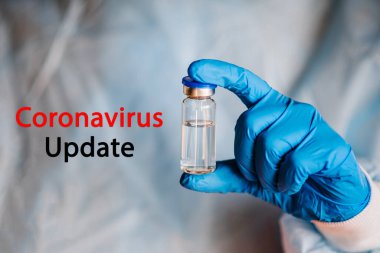 Coronavirus güncelleme metni. Doktor, hemşire, bilim adamı COVID-19 aşısını elinde tutuyor. Enfeksiyondan korunmak, aşılamak ve tedavi etmek için kullanılır. (2019-nCoV). Güncelleme. Metin için boşluk.