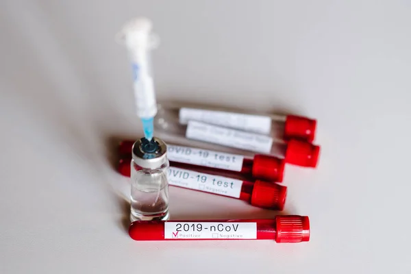 Коронавирус Биологические Образцы Крови Пробирках Вакцина Болезни Инъекции Шприца Столе — стоковое фото