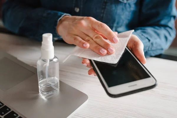 Mulher Negócios Trabalhar Quarentena Limpeza Mãos Telefone Celular Computador Portátil — Fotografia de Stock
