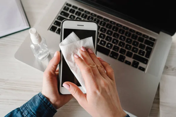 Coronavírus Desinfetante Mulher Trabalhar Quarentena Limpeza Mãos Telefone Celular Computador — Fotografia de Stock