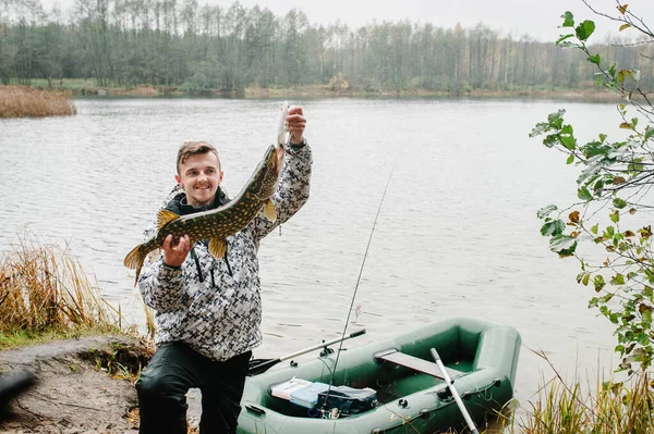 Fröhlich Fröhliche Junge Fischer Halten Einen Großen Fischhecht Der Nähe — Stockfoto