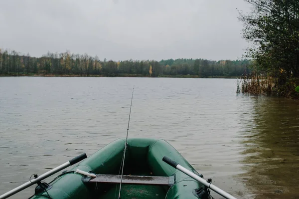 一条充气船矗立在水面上 池塘上 湖面上 大自然 渔业背景 船用桨 — 图库照片