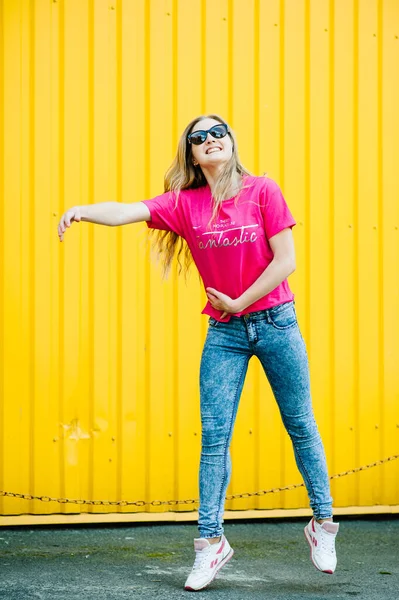 Mulher Jovem Atlética Bonita Com Longos Cabelos Loiros Camisa Rosa — Fotografia de Stock