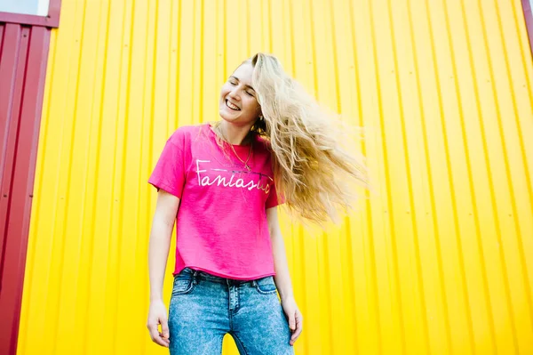 Schöne Athletische Junge Frau Mit Langen Blonden Haaren Rosa Hemd — Stockfoto