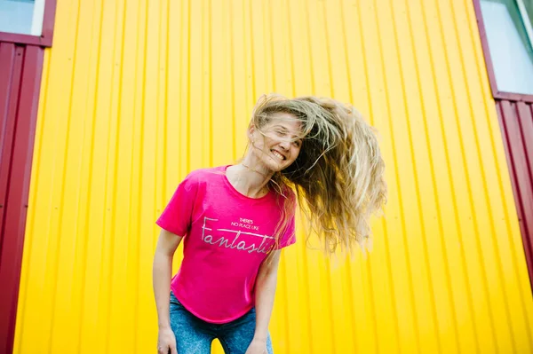 Mulher Jovem Atlética Bonita Com Longos Cabelos Loiros Camisa Rosa — Fotografia de Stock