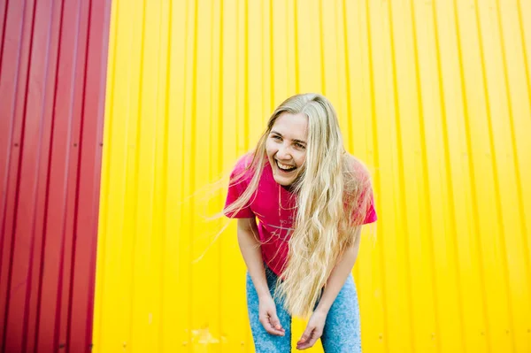 Hermosa Joven Atlética Con Pelo Largo Rubio Camisa Rosa Vaqueros — Foto de Stock