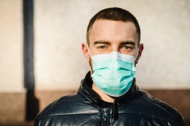 PM2.5 ve Coronavirus virüsünü önlemek için hijyenik maske takan adam. Maskeli adamlar. Wuhan Çin 'de Novel Corona virüsü (2019-nCoV) salgını. Hava kirliliği, Çevresel farkındalık kavramı.