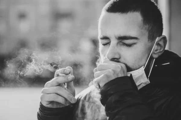 Coronavírus Homem Usando Máscara Protetora Médica Tosse Fumando Cigarro Rua — Fotografia de Stock