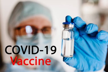 Covid-19 aşısı metni. Doktor, hemşire, bilimadamı Coronavirus hastalığı için el aşısı tutuyor. Enfeksiyondan korunmak, aşılamak ve tedavi etmek için kullanılır. (2019-nCoV). Güncelleme.