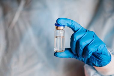 Doktor, hemşire ve bilim adamlarının elinde Coronavirus hastalığı için COVID-19 aşısı var. Enfeksiyondan korunmak, aşılamak ve tedavi etmek için kullanılır. (2019-nCoV). Güncelleme. Metin için boşluk.