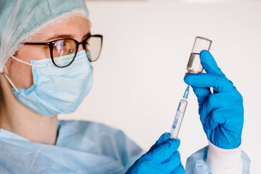 Doktor, hemşire, bilimadamı COVID-19 aşı ve şırınga enjeksiyonu için elinde tutuyor. Enfeksiyondan korunmak, aşılamak ve tedavi etmek için kullanılır. (2019-nCoV). Güncelleme. Metin için boşluk.