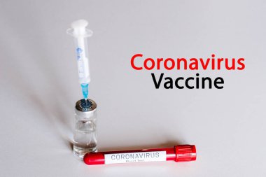 Coronavirus aşısı. Test tüpünde biyolojik kan örneği ve bir masaya şırınga ve hastalık aşısı. 2019-NCov. Hasta sağlığıyla ilgili tıbbi teşhis. Laboratuvar testi - yeni sonuç.