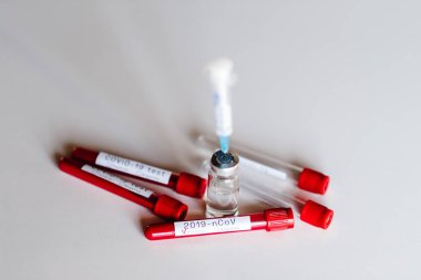 Coronavirus. Biyolojik kan örnekleri test tüpleri ve aşılar. Hastalık ve şırınga için bir masaya. 2019-NCov. Hasta sağlığıyla ilgili tıbbi teşhis. Laboratuvar testi - pozitif sonuç.