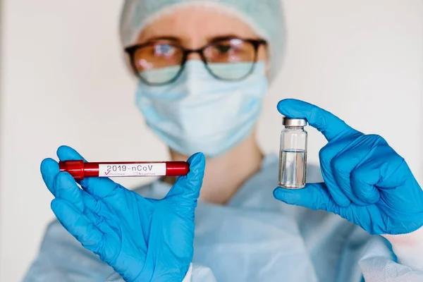 Доктор Медсестра Вчений Тримає Пробірку Зразком Крові Пацієнта Вакциною Від — стокове фото
