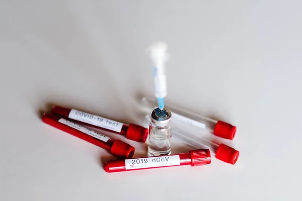 Coronavirus. Biyolojik kan örnekleri test tüpleri ve aşılar. Hastalık ve şırınga için bir masaya. 2019-NCov. Hasta sağlığıyla ilgili tıbbi teşhis. Laboratuvar testi - pozitif sonuç.